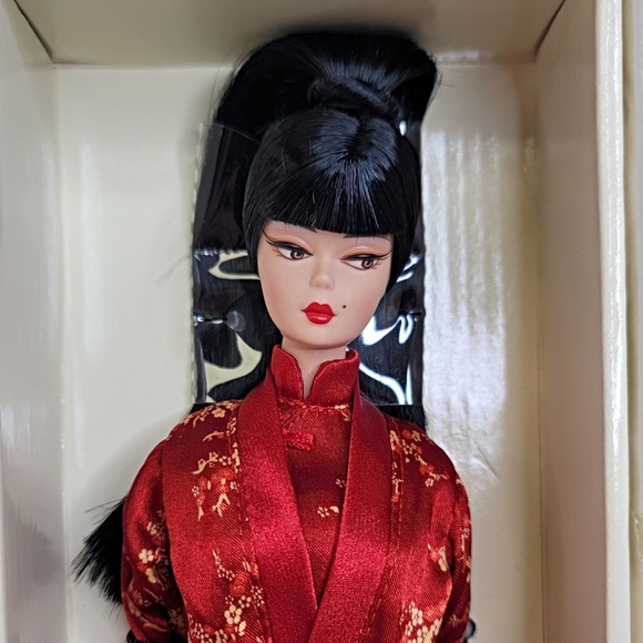 Chinoiserie Red Moon Genuine silkstone Body Gold Label Barbie 2004 - Picture 2 of 6